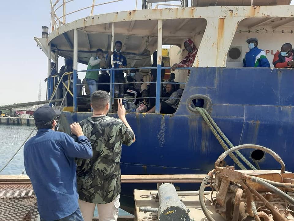 حرس السواحل وأمن الموانئ يتمكن من إنقاذ (25) مهاجرًا من الجنسيات الأفريقي